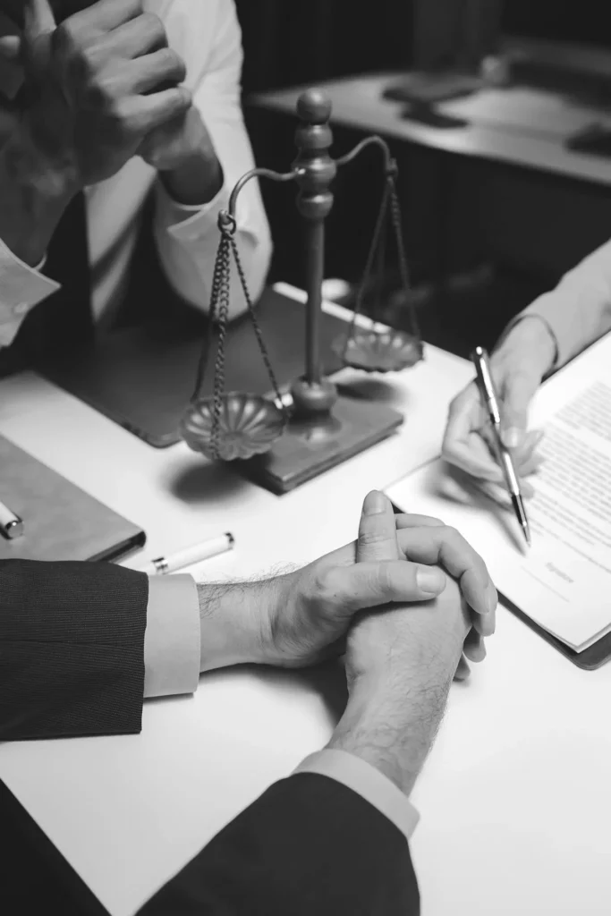 Réunion juridique confidentielle entre avocats du cabinet BDRG, spécialisée en droit des affaires, autour d’un dossier stratégique à Paris